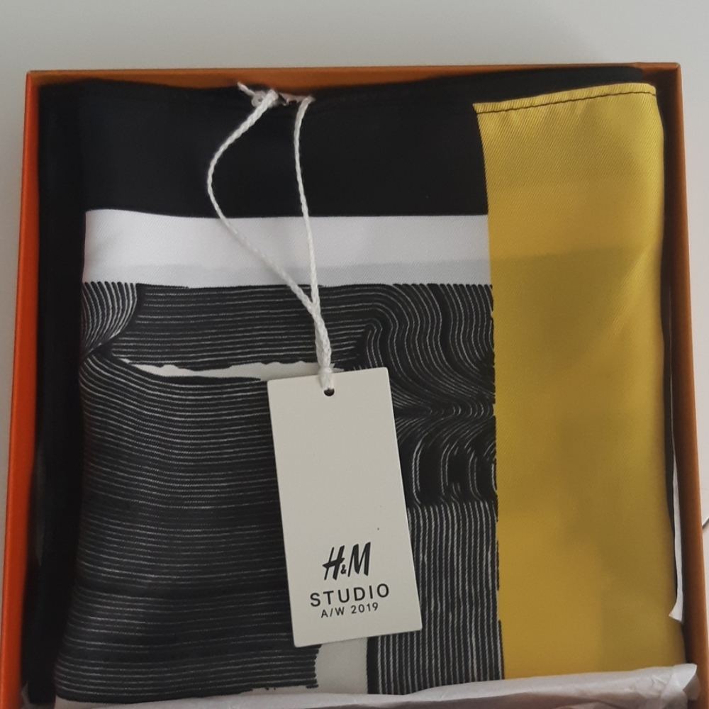 H M studio  scarf